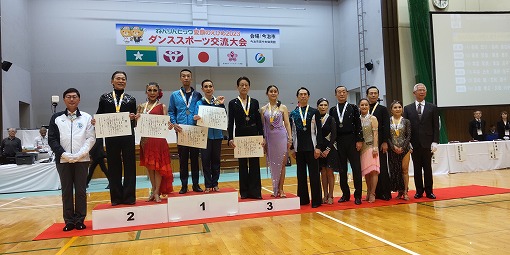 ねんりんピック笑顔のえひめ2023ダンススポーツ表彰式の写真 1