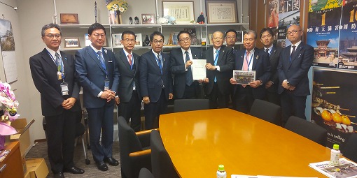 江島自転車活用推進議員連盟事務局長要望（自転車を活用した全国市区町村長の会）の写真 1