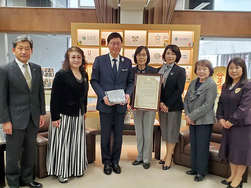 生理用品と冊子受領式及び感謝状贈呈式（国際ソロプチミスト今治）の写真 1