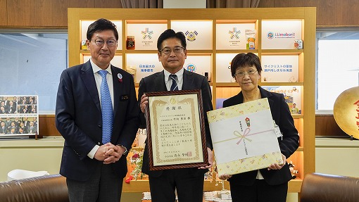 大型絵本、大型紙芝居贈呈式（ナブテスコマリン四国株式会社）の写真 1