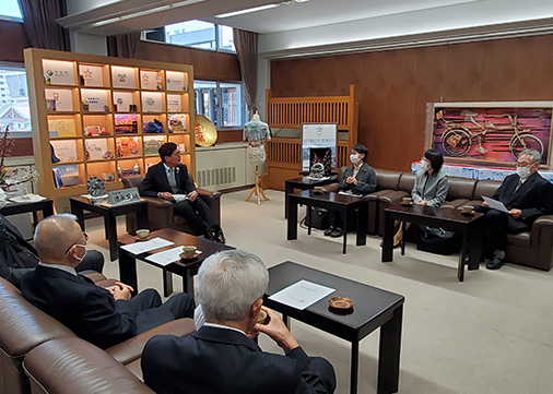 固定資産評価審査委員会委員辞令交付式の写真 1