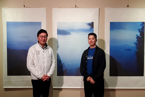 市政広報番組収録（末長真氏写真展「海賊を連れて」）の写真 1