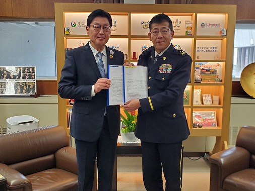 自衛官募集に係る防衛大臣依頼文等手交式の写真 1