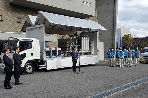 浄水車及び派遣職員出発式の写真 1