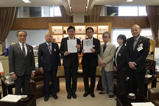 今治版ネウボラ拠点施設整備基本計画に係る答申式の写真 1