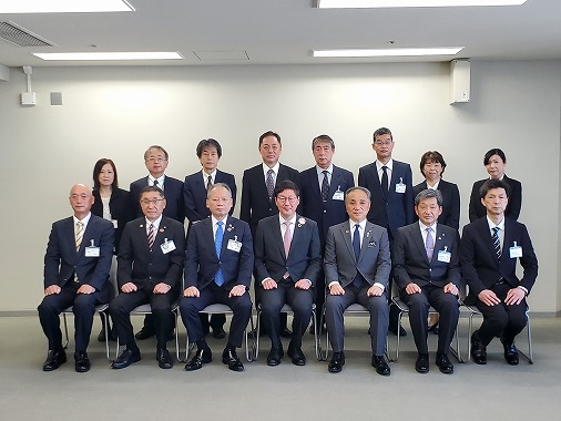 令和5年度退職者辞令交付式の写真 1