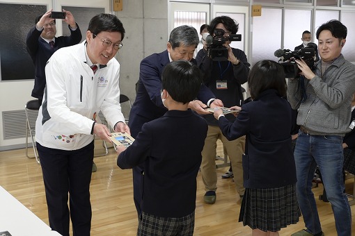 丹下健三マンガ贈呈式の写真 1