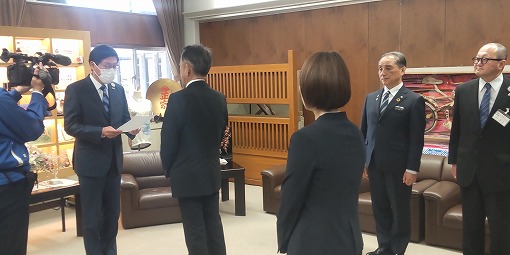 企業人材派遣受入辞令交付式の写真 1