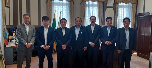 愛媛県知事への報告（鈍川温泉活性化事業）の写真 1