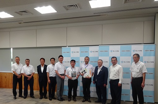 愛媛県道路関係期成同盟会　四国地方整備局合同要望の写真 1