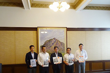 道路整備促進期成同盟会愛媛地方協議会 愛媛県市町道促進期成同盟会　知事要望の写真 1
