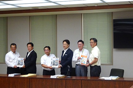 道路整備促進期成同盟会愛媛地方協議会 愛媛県市町道促進期成同盟会 県議会要望の写真 1