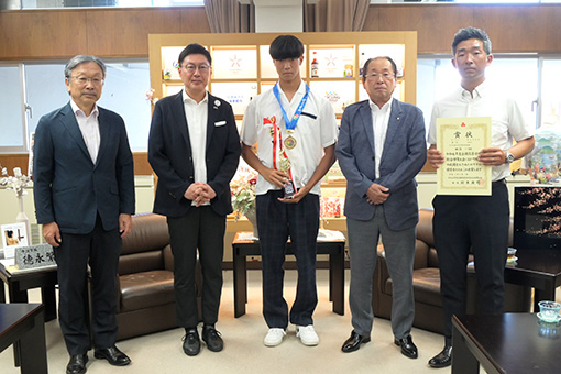 ＦＣ今治高等学校　田窪一翔選手　表敬訪問の写真 1