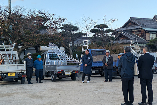吹揚公園「松の剪定奉仕」の写真 1