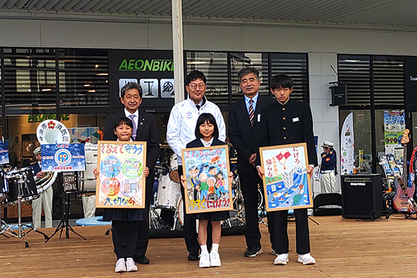 第22回今治市防災ポスター児童生徒作品展表彰式の写真 1