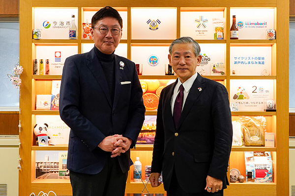 松永一義氏（在パナマ日本国大使館　特命全権大使）との面会の写真 1