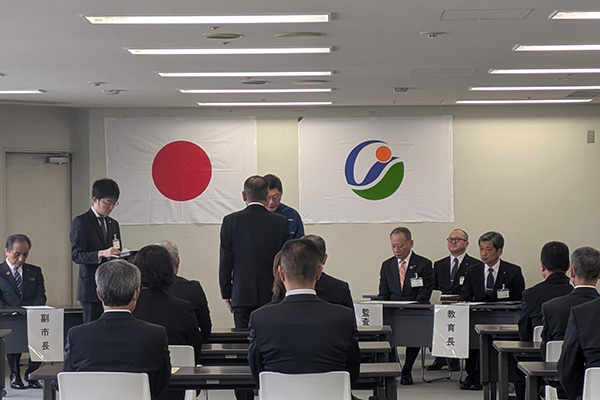 令和6年度退職者辞令交付式の写真 1