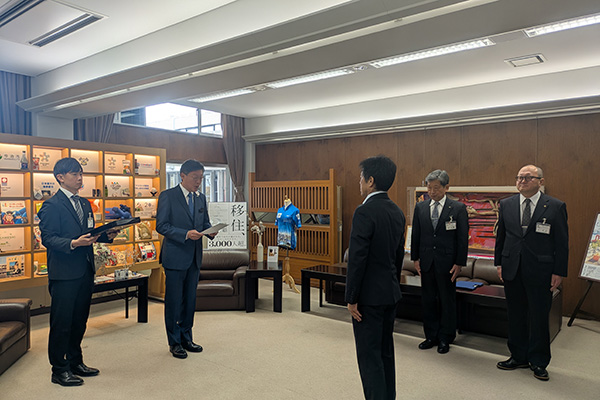 令和7年度任期付職員・派遣職員辞令交付式の写真 1