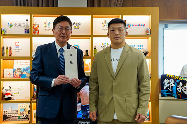 野村駿太選手表敬訪問（RIZIN.50会場で募った林野火災に対する今治市への支援金贈呈及びRIZIN初出場・初勝利報告）の写真 1