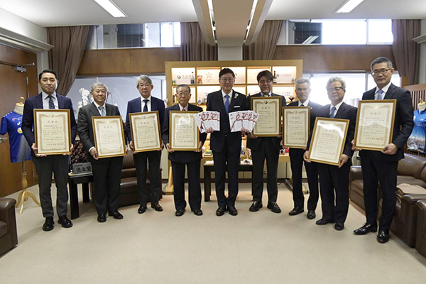 海事都市今治の未来創成のための寄附金贈呈式及び感謝状贈呈式の写真 1
