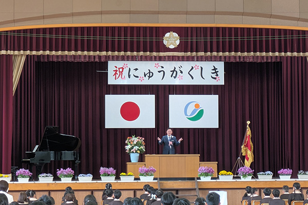 今治市立桜井小学校　令和7年度入学式の写真 1