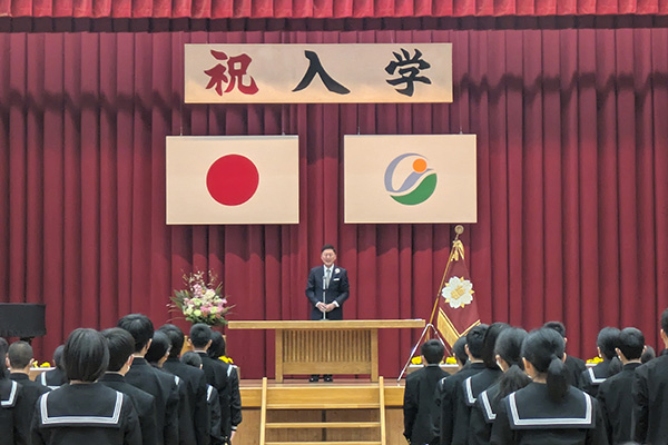今治市立伯方中学校　令和7年度入学式の写真 1