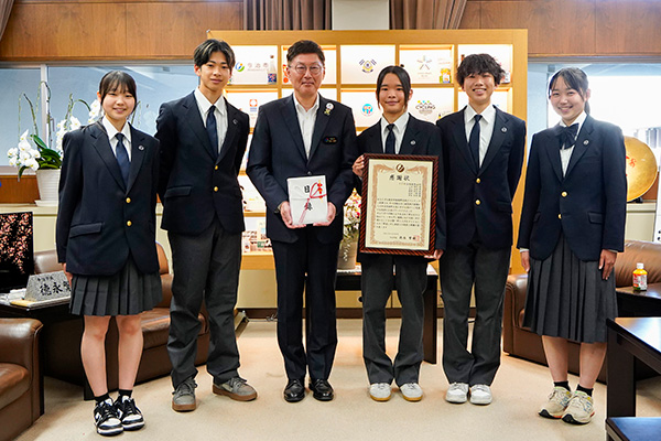 今治市林野火災に対する寄付目録及び感謝状贈呈式（FC今治高校里山校生徒　様）の写真 1