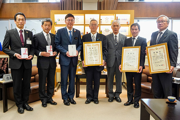 今治市林野火災に対する寄付目録及び感謝状贈呈式<br>（モラロジー四国ブロック様・愛媛県モラロジー協議会様・今治南モラロジー事務所様・今治モラロジー事務所様）の写真 1
