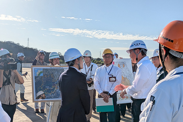滝波農林水産副大臣による山林火災現場視察の写真 1