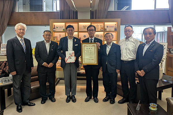 今治市林野火災に対する寄付目録及び感謝状贈呈式<br>（北桜会様・北桜会　関西支部様）の写真 1