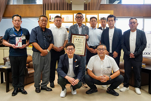 今治市林野火災に対する寄付目録及び感謝状贈呈式<br>（一般社団法人　茨城県産業資源循環協会　県西支部様）の写真 1