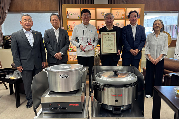 イワタニオリジナル炊き出し炊き出しセットデリバリーステーション贈呈式の写真 1