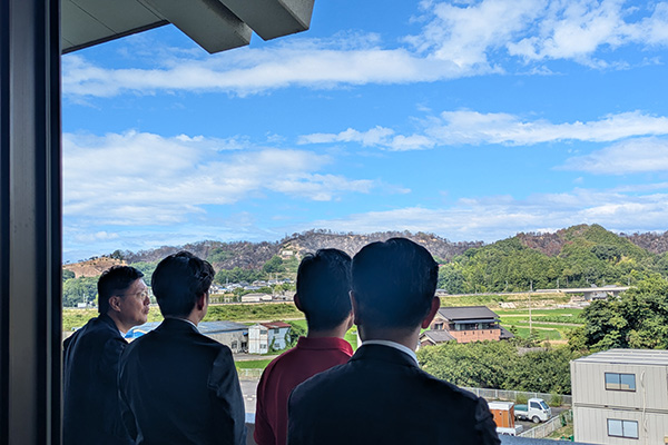 中野国土交通大臣による林野火災被災現場視察の写真 1
