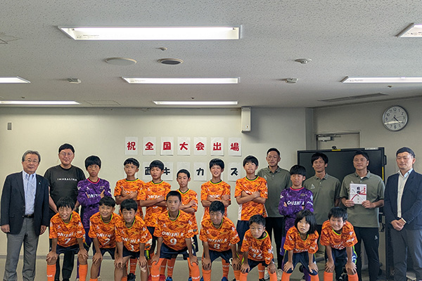 大西キッカーズ様市長表敬訪問<br>（JFAバーモンドカップ第35回全日本U-12フットサル選手権大会出場及びU-12ジュニアサッカーワールドチャレンジ2025出場）の写真 1