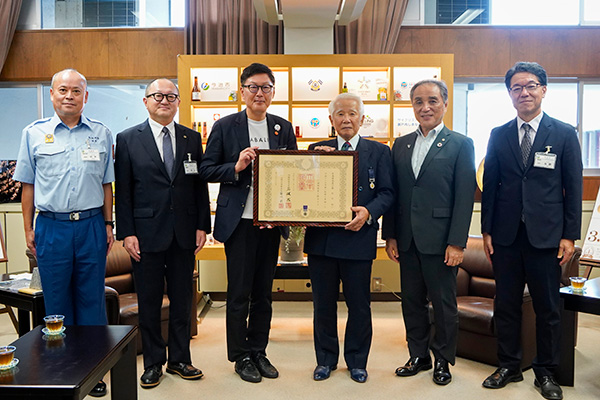 紺綬褒章伝達式（株式会社伊豫水軍代表取締役　藤原太郎様）の写真 1