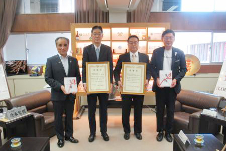 今治市林野火災に対する寄付目録及び感謝状贈呈式<br>（四国通建株式会社様　越智電気産業株式会社様）の写真 1