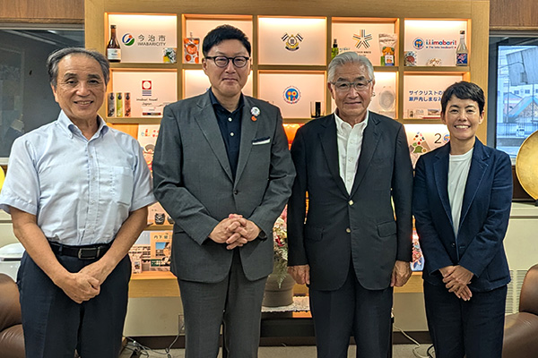 瀬戸内しまなみ海道今治伯方島トライアスロン2025市長表敬訪問<br>（公益社団法人トライアスロンジャパン会長　岩城三英様・トライアスリート上田藍様）の写真 1