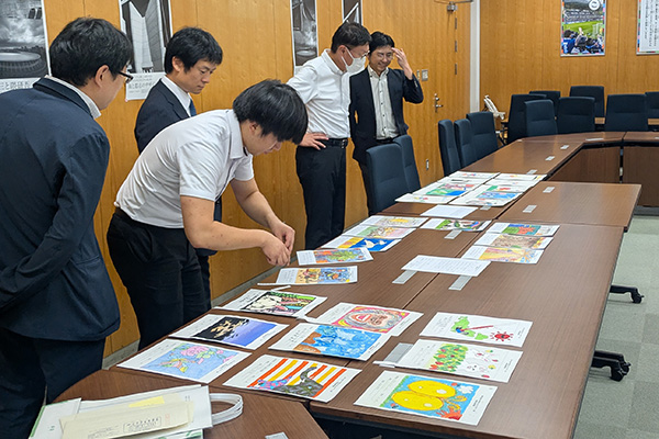 タオルデザイン展　審査の写真 1