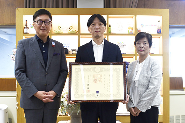 紺綬褒章伝達式（中村 真一郎氏）の写真 1