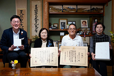 今治市長寿祝品贈呈訪問の写真 1