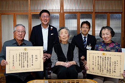 今治市長寿祝品贈呈訪問の写真 2