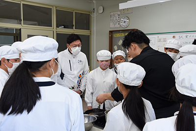 村上智彦シェフと伯方小学校児童が協働考案した未来の伯方島郷土料理の発表・試食会の写真 1