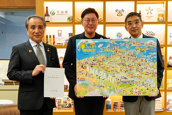 今治市総合計画審議会答申書手交式の写真 1