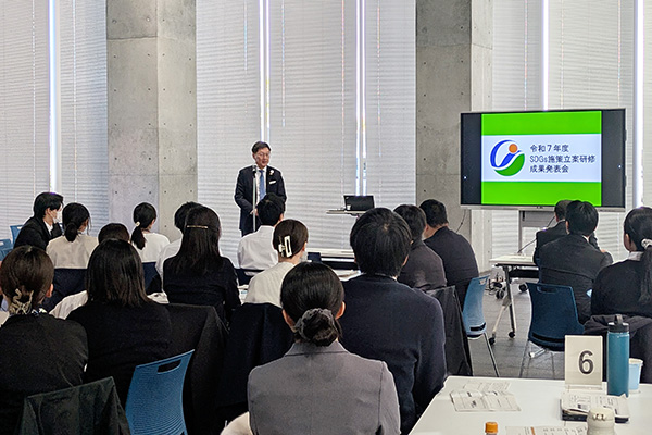 令和7年度新規採用職員政策立案発表会の写真 1