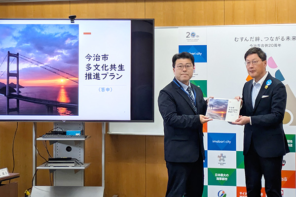 第4回今治市多文化共生推進プラン検討懇話会（市長報告）の写真 1