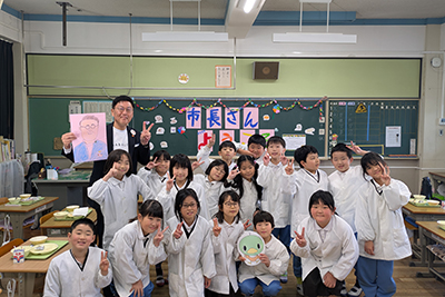 「日本一おいしい給食プロジェクト」市長試食会（今治市立鴨部小学校）の写真 1
