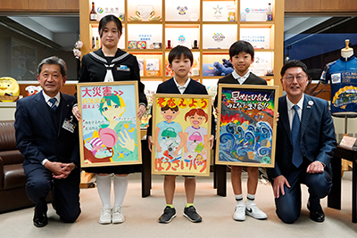 第23回今治市防災ポスター児童生徒作品展表彰式の写真 1