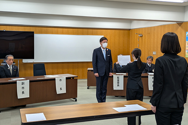 新規採用職員辞令交付式の写真 1