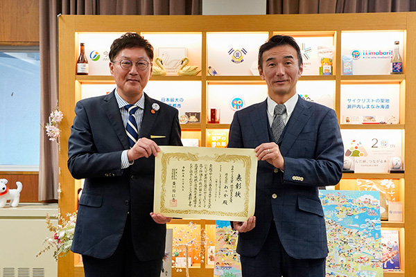 WAKKA村上様　日本サービス大賞（地方創生大臣賞）受賞に伴う市長表敬訪問の写真 1