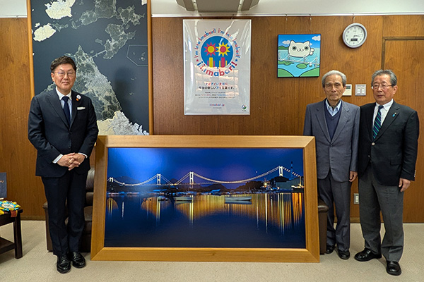 安野孝様による絵画寄贈の写真 1